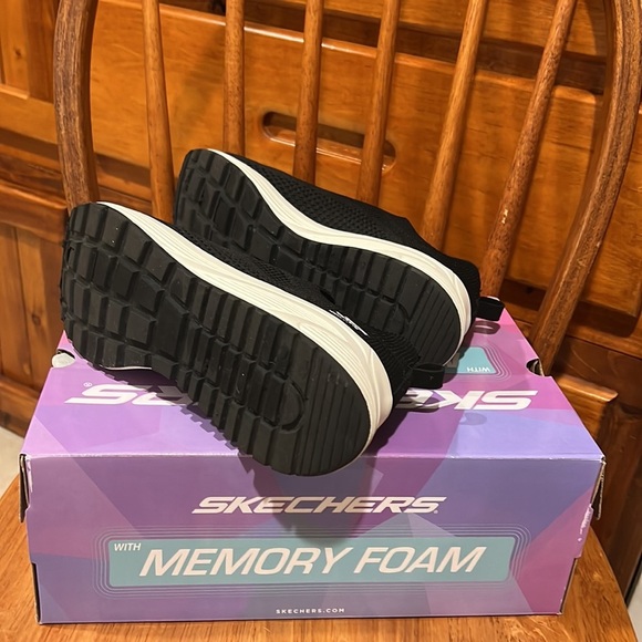 Skechers  Memory Foam Machine Washable - Picture 11 of 16